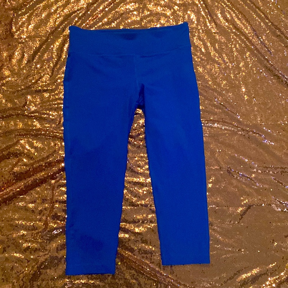 New- Blue Capri Yoga pants (Size Large)